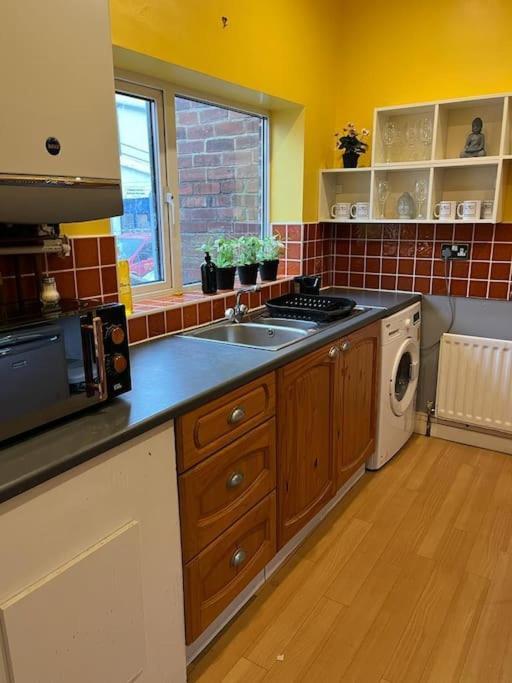 Ovington Grove 2 Fully Equipped Kitchen Free Parking 3 Bedrooms Netflix Newcastle upon Tyne Exterior photo
